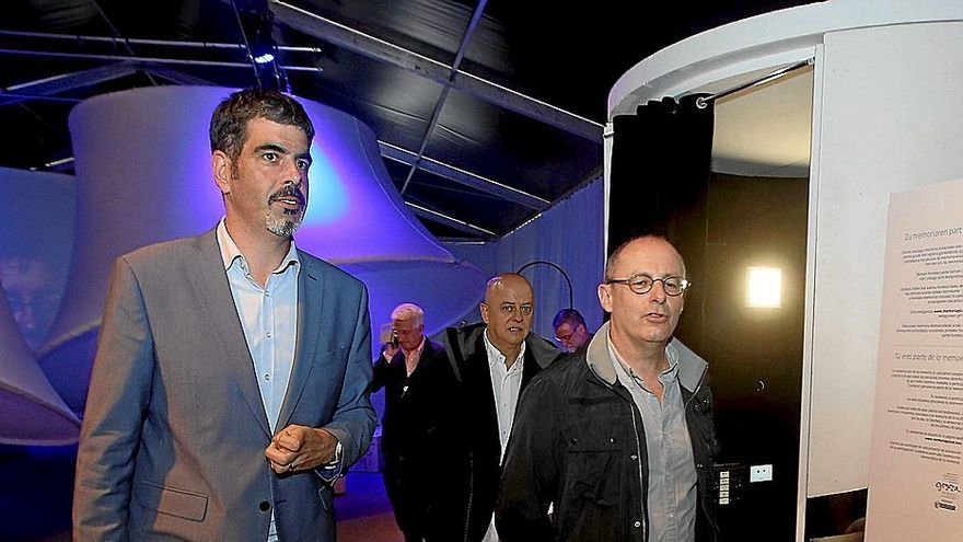 Eneko Goia (izquierda), Juan Karlos Izagirre (derecha) y Odón Elorza (detrás), en un acto de Gogora en 2016.