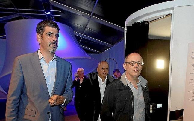 Eneko Goia (izquierda), Juan Karlos Izagirre (derecha) y Odón Elorza (detrás), en un acto de Gogora en 2016. Eneko Goia (izquierda), Juan Karlos Izagirre (derecha) y Odón Elorza (detrás), en un acto de Gogora en 2016.
