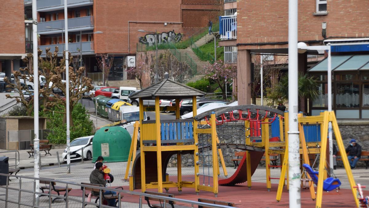 Parque infantil de la plaza de Larratxo, junto al edificio Irale.