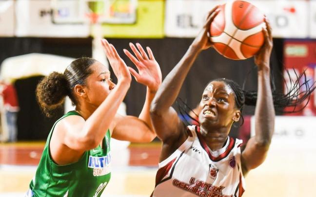 Sofia Da Silva trata de anotar ante la defensa de Brown ayer en Maloste.