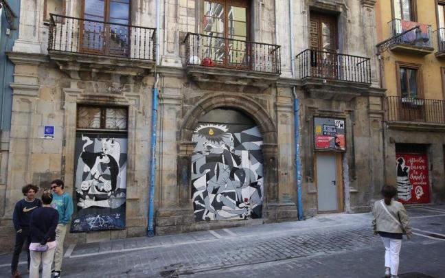 Imagen de la fachada del Palacio de Rozalejo, con uno de los accesos acondicionado para el inicio de la rehabilitaci&oacute;n.