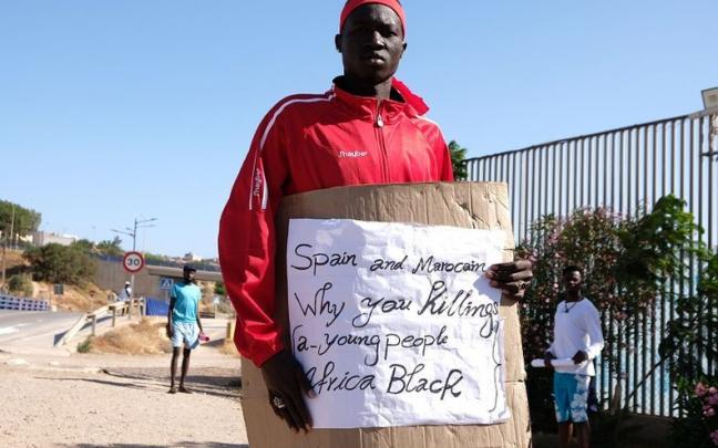 Un migrante reclama una investigación en la frontera de Melilla.
