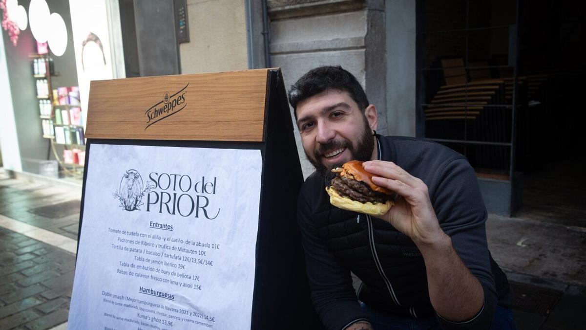 Carlos Jordán posa con una hamburguesa en el exterior del Soto del Prior