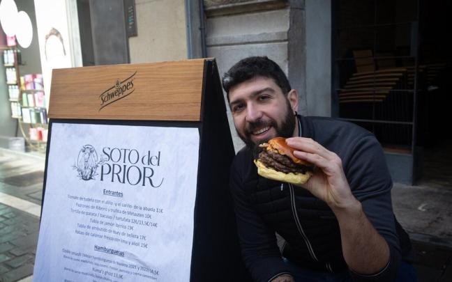 Carlos Jordán posa con una hamburguesa en el exterior del Soto del Prior Carlos Jordán posa con una hamburguesa en el exterior del Soto del Prior
