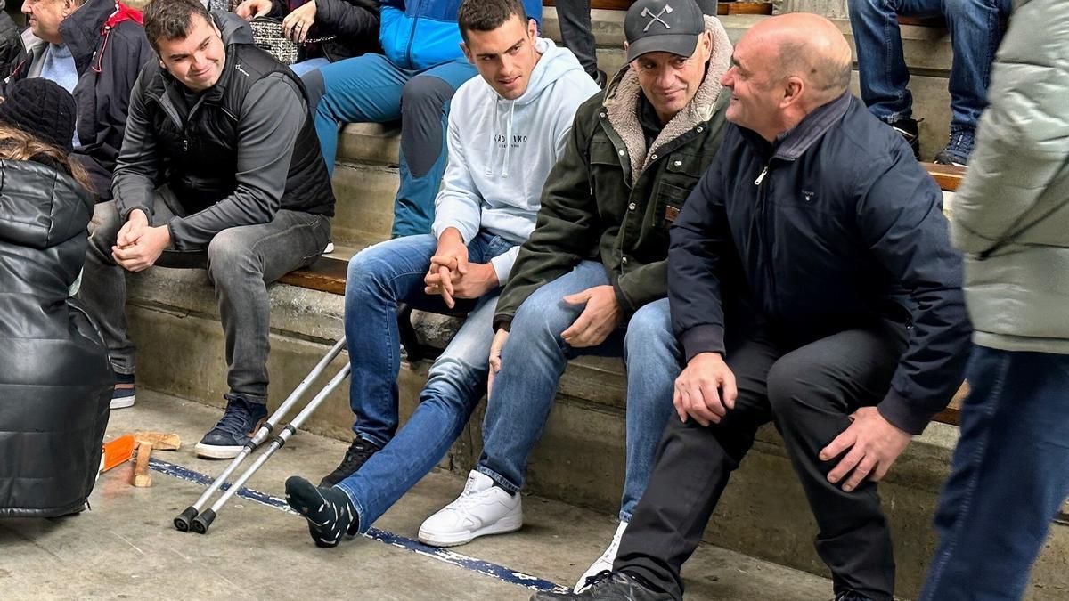 Iker, con muletas el sábado en el homenaje a Larretxea