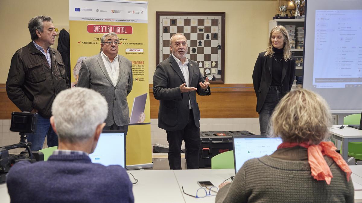 El consejero Cigudosa se dirige a las personas participantes en la formación.