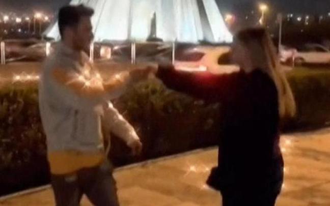 Los dos jóvenes publicaron el vídeo en redes sociales. Los dos jóvenes publicaron el vídeo en redes sociales.