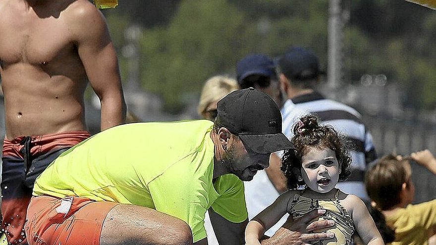 Un monitor ayuda a una niña dentro del tobogán hinchable. | FOTOS: GORKA ESTRADA