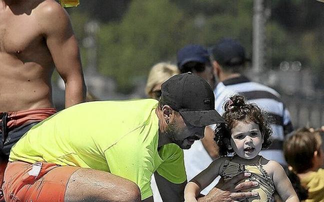 Un monitor ayuda a una niña dentro del tobogán hinchable. | FOTOS: GORKA ESTRADA Un monitor ayuda a una niña dentro del tobogán hinchable. | FOTOS: GORKA ESTRADA