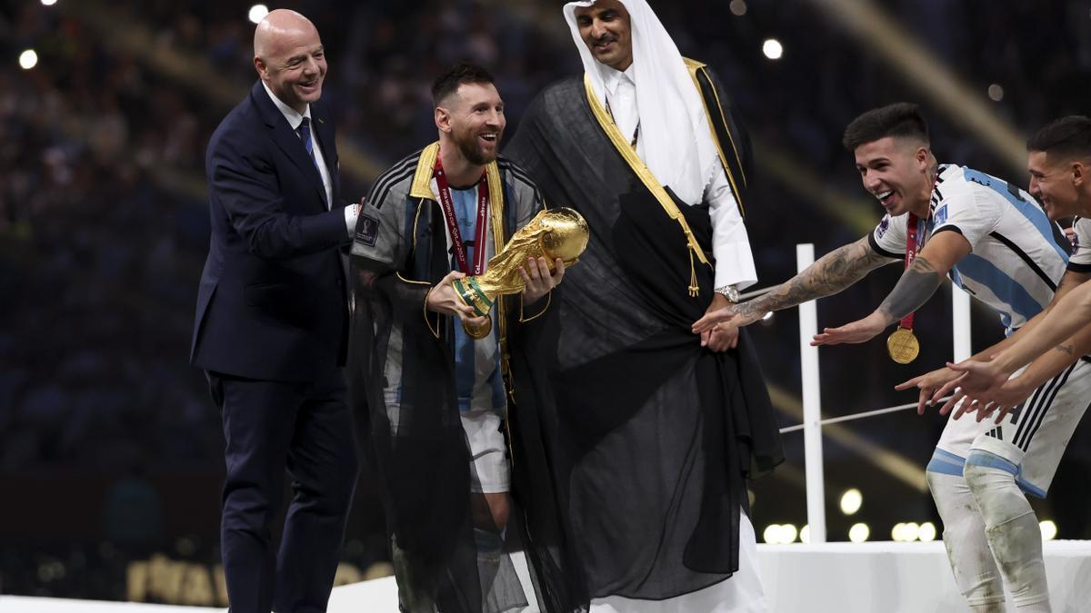 Messi coge la Copa del Mundo junto a Gianni Infantino y el Emir de Catar.