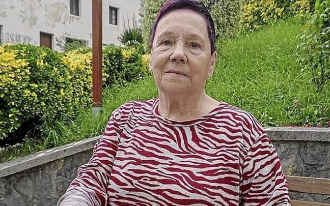Amparo Arrizabalaga, en Beizama, pueblo en el que suele pasar las vacaciones de agosto.