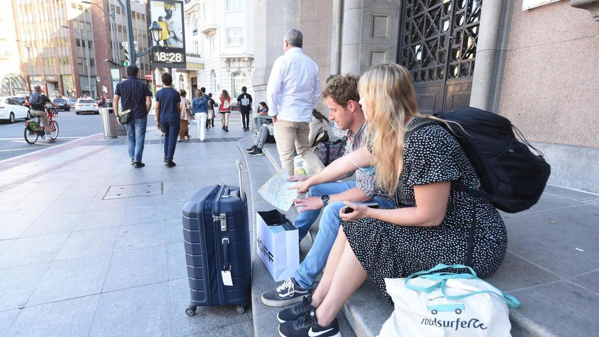 Una pareja de turistas consulta un mapa de Bilbao en la plaza Moyúa