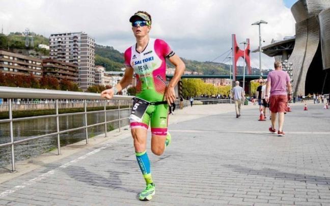 Imagen de archivo de un triatlón anterior en Bilbao Imagen de archivo de un triatlón anterior en Bilbao