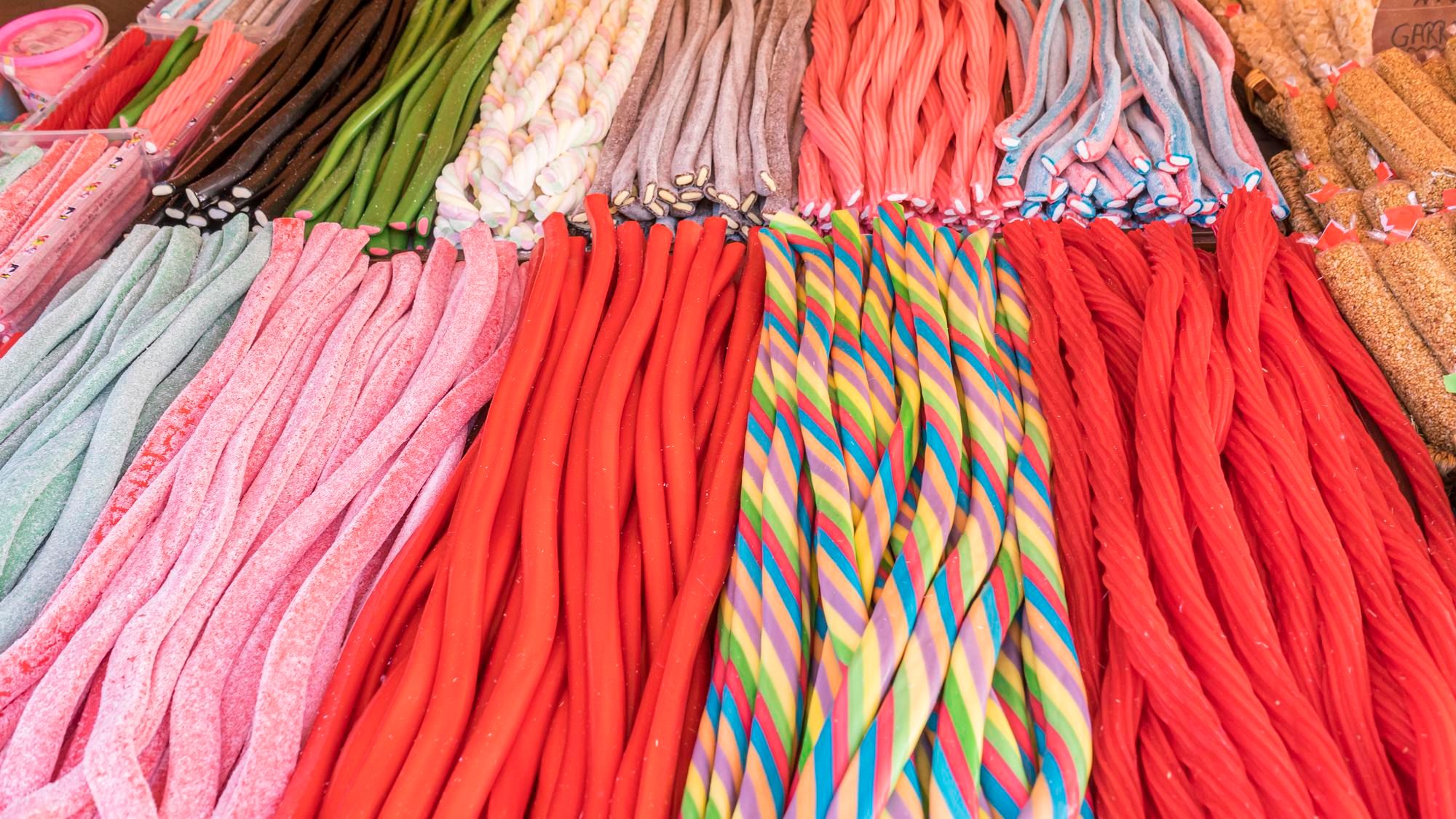 Regalices extralargos colocados en una tienda de chucherías.