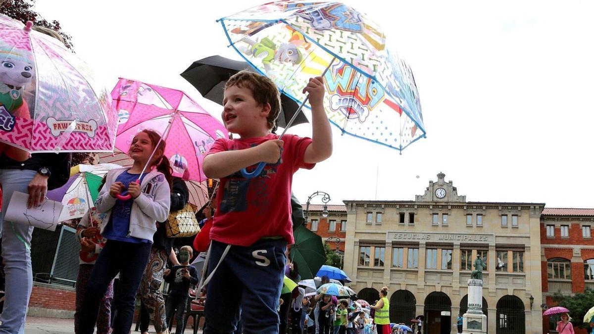 Niños con paraguas en la plaza de San Francisco.