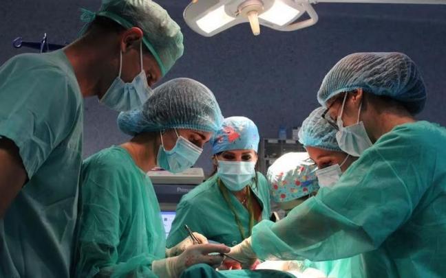 Médicos realizan un trasplante.