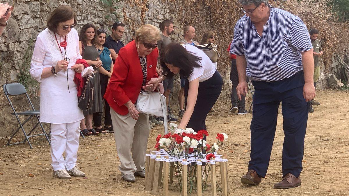 Familiares visitan esta mañana en el cementerio