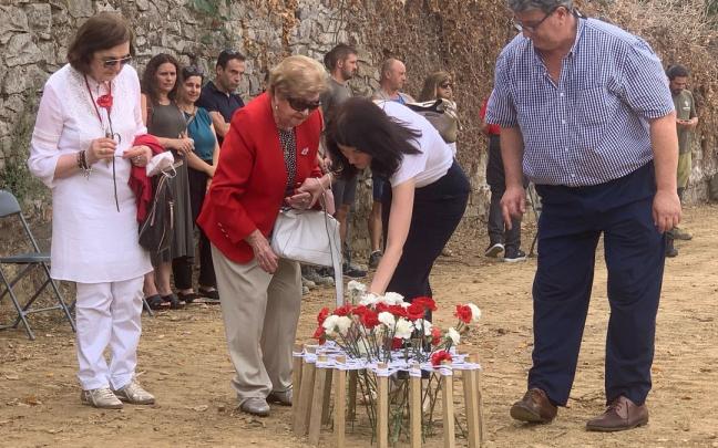 Familiares visitan esta mañana en el cementerio Familiares visitan esta mañana en el cementerio