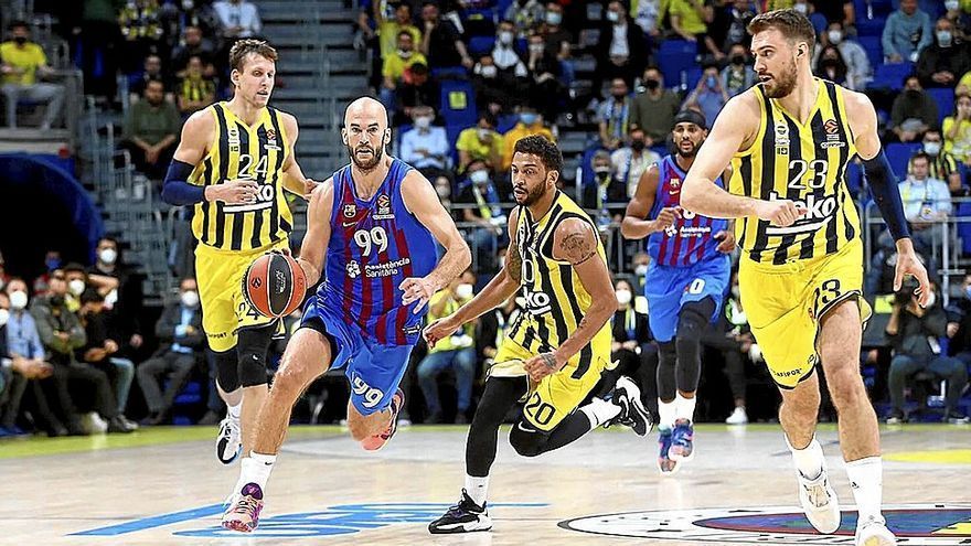 Calathes, en la imagen con el balón controlado, está negociando su salida del Barça.