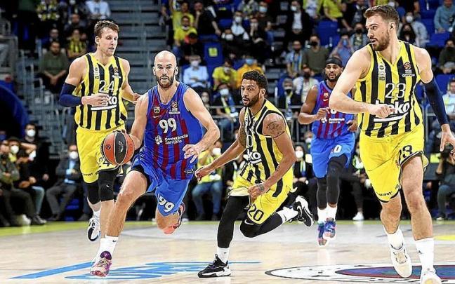 Calathes, en la imagen con el bal&oacute;n controlado, est&aacute; negociando su salida del Bar&ccedil;a.