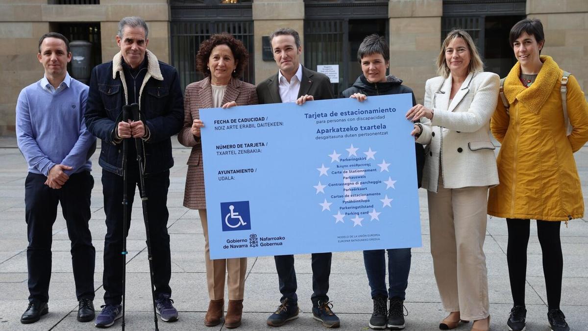 La consejera de Derechos Sociales, Carmen Maeztu, en la presentación de la nueva tarjeta para el aparcamiento de vehículos que transportan a personas con discapacidad.