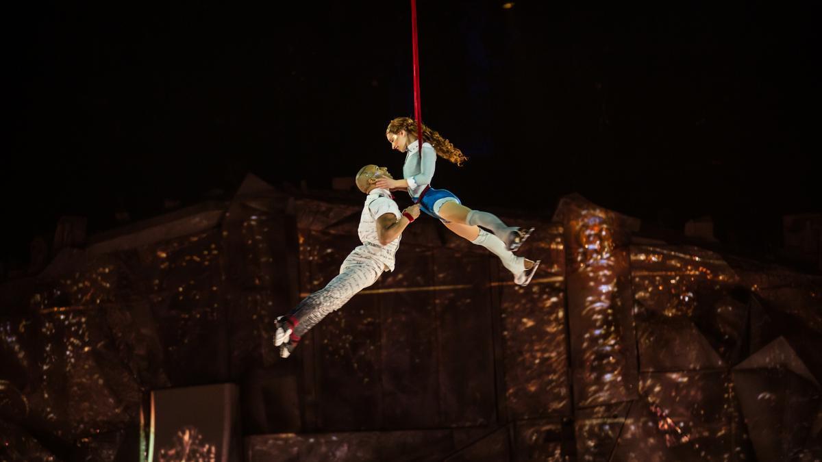 Pas de deux aéreo con correas y patines entre Crystal y su pareja.