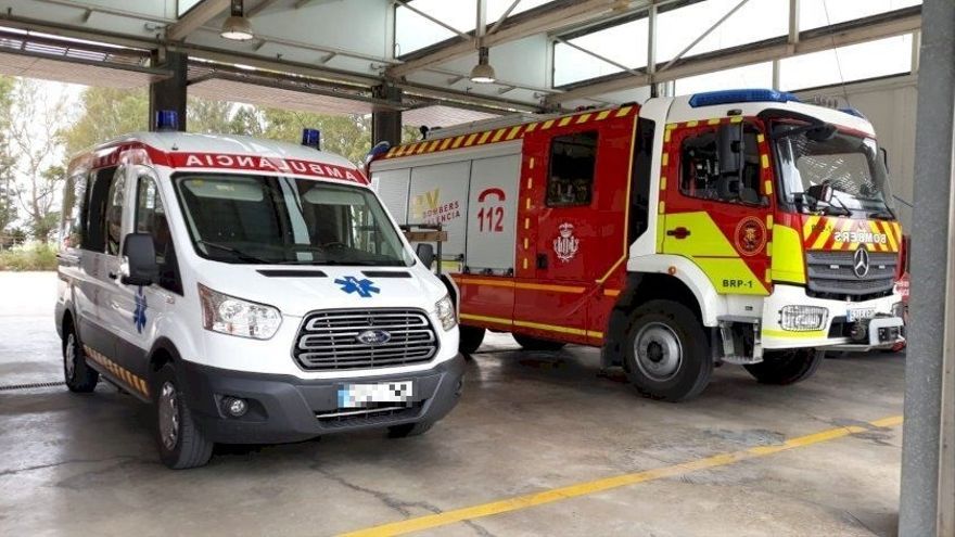 Imagen de archivo de una ambulancia y un camión de bomberos.