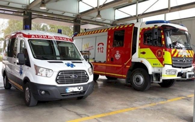 Imagen de archivo de una ambulancia y un camión de bomberos. Imagen de archivo de una ambulancia y un camión de bomberos.