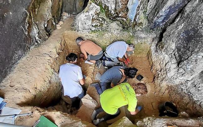 Antxietako kideak Zestoako Amalda III koban egindako indusketetan. | ARGAZKIA: ANTXIETA ARKEOLOGIA TALDEA Antxietako kideak Zestoako Amalda III koban egindako indusketetan. | ARGAZKIA: ANTXIETA ARKEOLOGIA TALDEA
