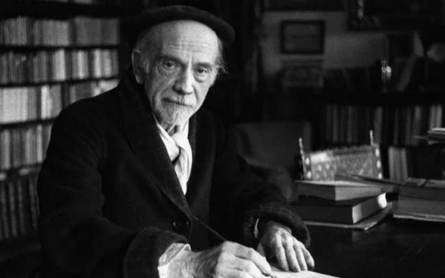 Una imagen cl&aacute;sica de P&iacute;o Baroja, en Itzea (Bera). | FOTO: EFE