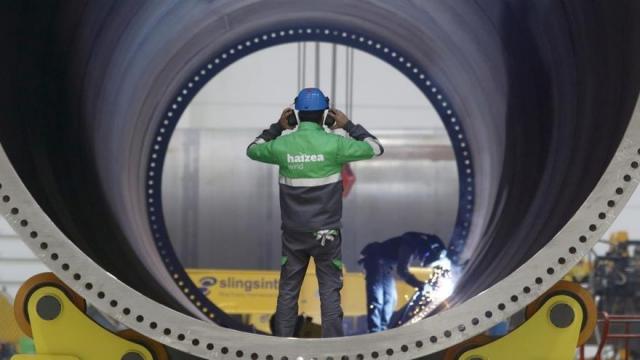 Dos trabajadores en una f&aacute;brica de Haizea Wind.