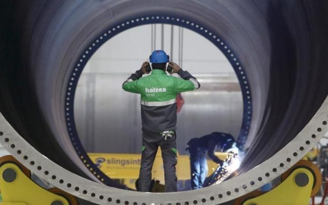 Dos trabajadores en una fábrica de Haizea Wind. Dos trabajadores en una fábrica de Haizea Wind.