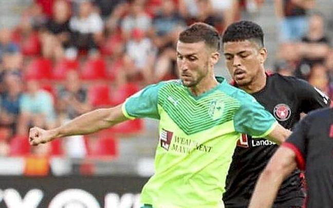 Oier, con la camiseta del AEK Larnaca durante el partido de ayer. Oier, con la camiseta del AEK Larnaca durante el partido de ayer.
