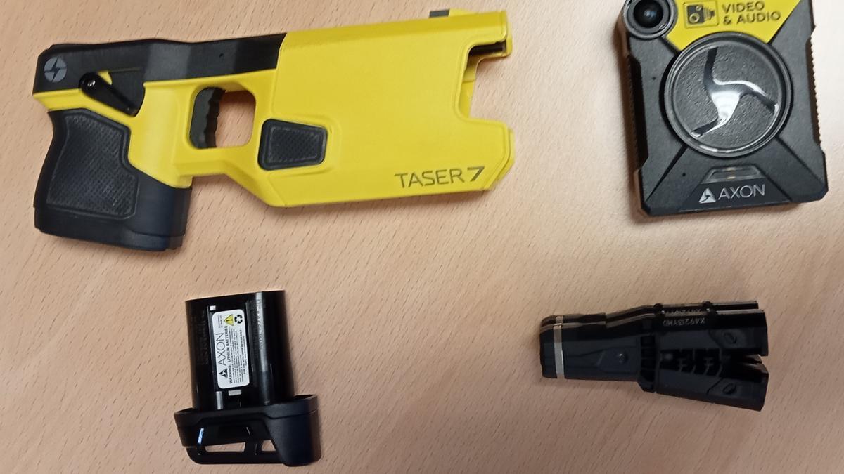 Taser T7, el dispositivo que utilizarán agentes de Policía Municipal de Pamplona, junto a la cámara que portarán en el pecho.