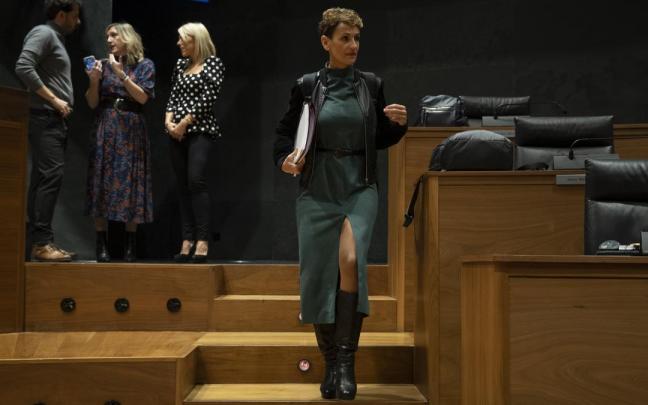 La presidenta Chivite se dispone a subir al estrado para pronunciar su discurso. La presidenta Chivite se dispone a subir al estrado para pronunciar su discurso.