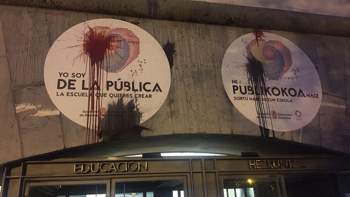 Pintura contra la fachada de la sede del Departamento de Educación del Gobierno de Navarra