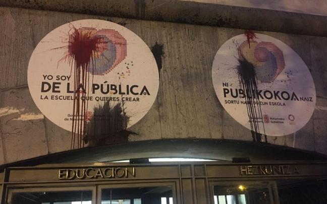 Pintura contra la fachada de la sede del Departamento de Educación del Gobierno de Navarra