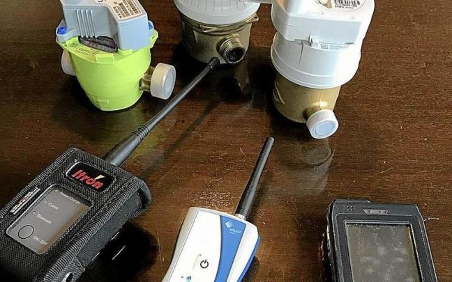 En la imagen emisores y receptores de radiolectura empleados en el Consorcio.