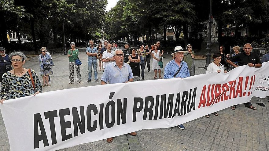 En el exterior del Parlamento de Navarra un grupo de personas se concentró por una sanidad digna.