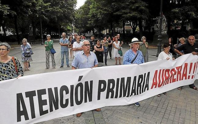 En el exterior del Parlamento de Navarra un grupo de personas se concentró por una sanidad digna.