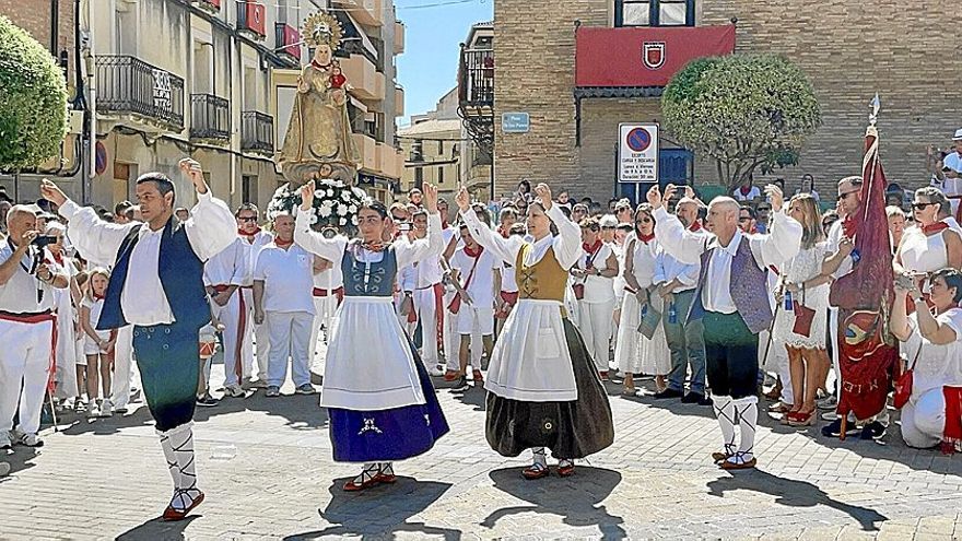 La Jota Fandando a cargo de cuatro de los integrantes del grupo de danzas Makaia.