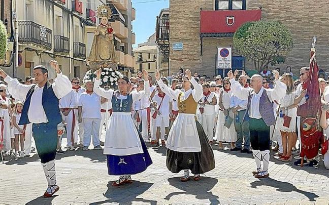 La Jota Fandando a cargo de cuatro de los integrantes del grupo de danzas Makaia.
