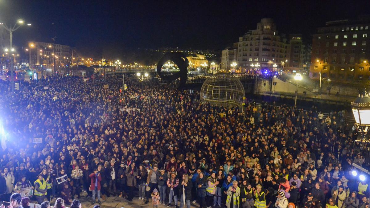 Miles de mujeres salen a las calles de Bilbao en el 25N