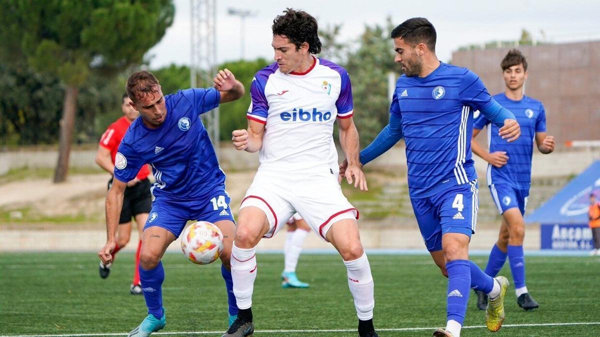 Blanco Leschuk, autor de dos goles en la eliminotoria del Eibar en Las Rozas, entre varios rivales.