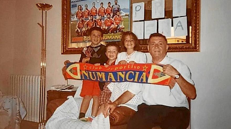 Íñigo, Javier y su hermana Maite, junto con su abuelo Ángel.