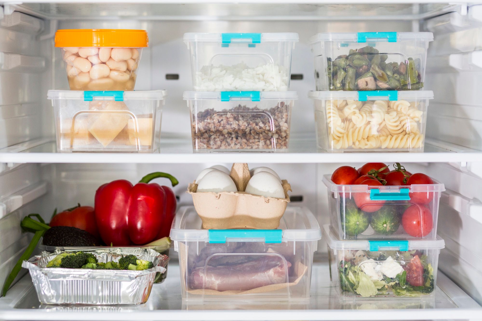 Nevera con los alimentos perfectamente ordenados.