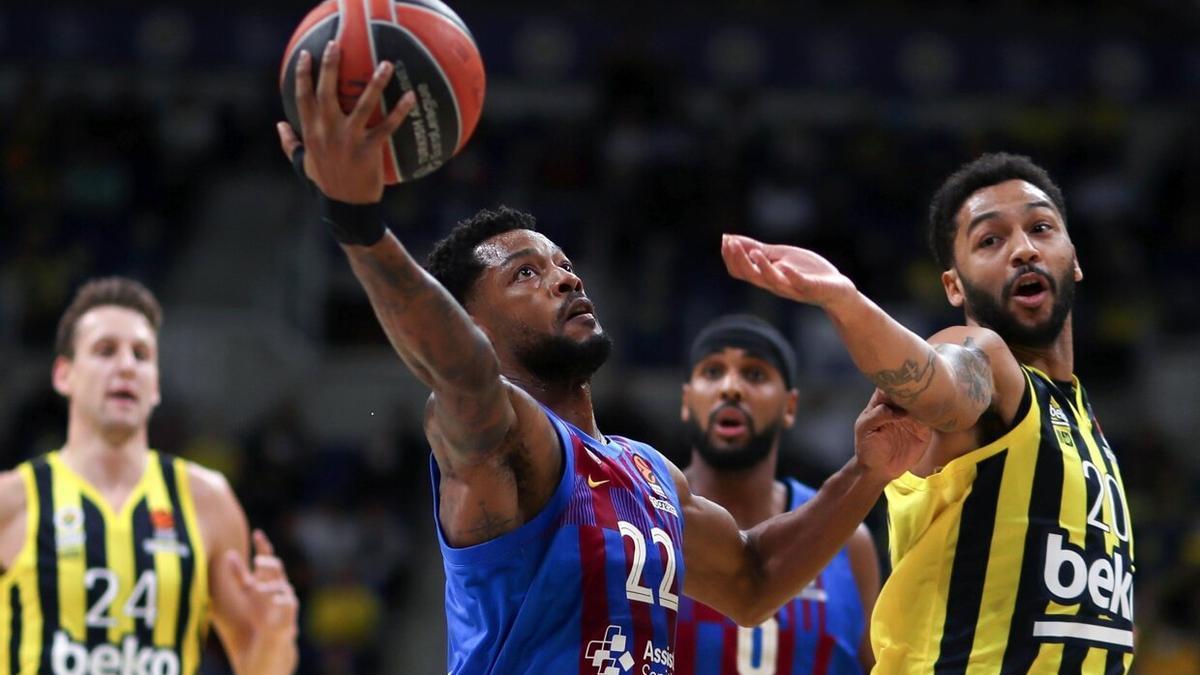 Pierria Henry (Fenerbahçe) trata de impedir la entrada del barcelonista Cory Higgins, durante un partido de Euroliga