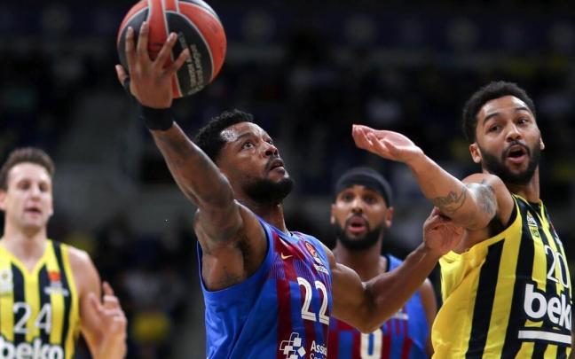 Pierria Henry (Fenerbah&ccedil;e) trata de impedir la entrada del barcelonista Cory Higgins, durante un partido de Euroliga
