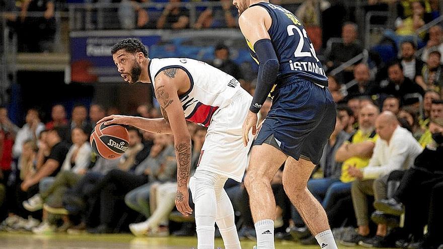 Pierria Henry bota el balón ante Guduric. | FOTO: BASKONIA