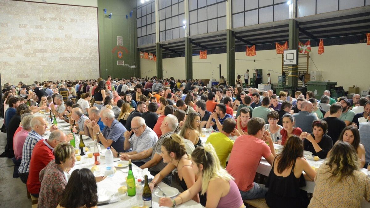 Alrededor de 450 comensales abarrotaron el frontón de Amaiur en las Baztan-Zopak.